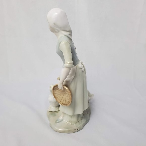Vintage Ardalt Lenwile Girl Feeding Ducks Porcelain Figure Handpainted #7362 - Picture 4 of 8